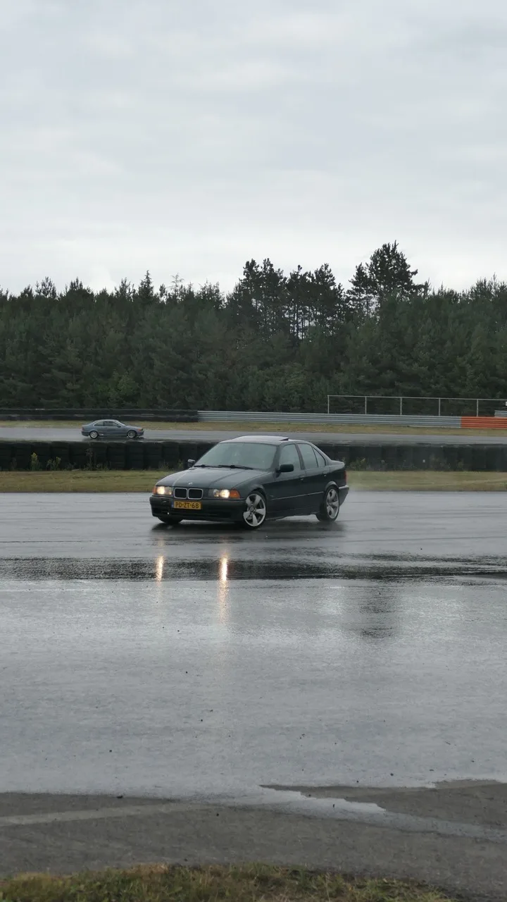 BMW E36 rijdend op een nat driftcircuit